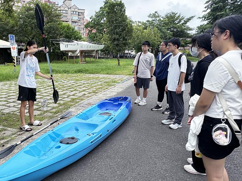 校園實作場域參訪活動，帶領學生透過實地體驗思考專業與興趣的跨域結合可能性。圖為科技潛水暨水域運動教學發展中心。