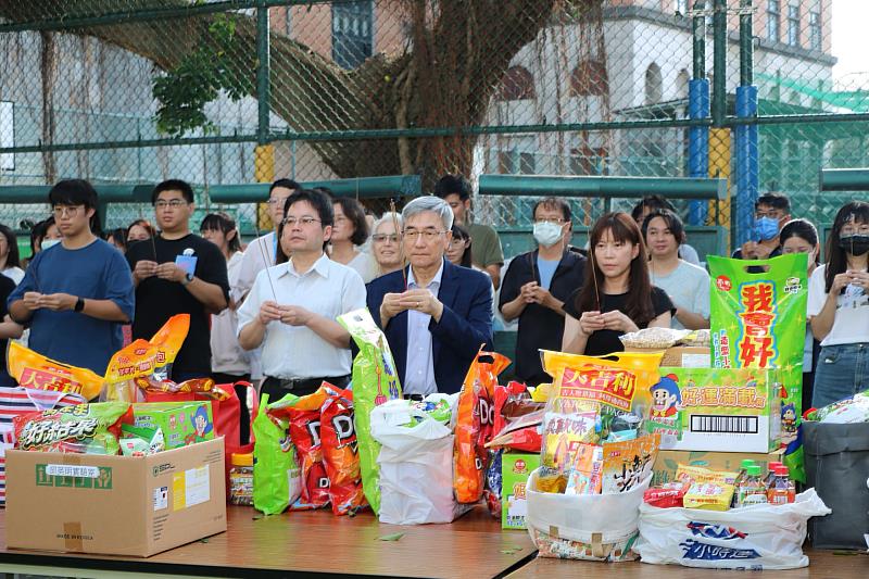 林正介副校長（藍西裝）代表江安世校長主祭校園中元普渡拜拜。