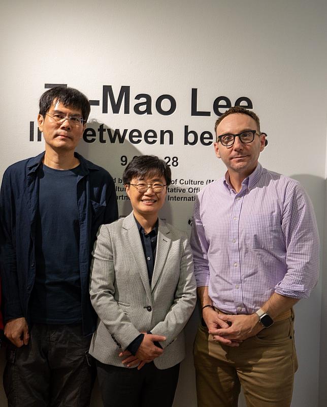 駐美國代表處楊懿珊公使(中)、IA&A執行長Greg Houston(右)、藝術家李德茂(左)一起合影。(駐美國代表處臺灣書院提供)