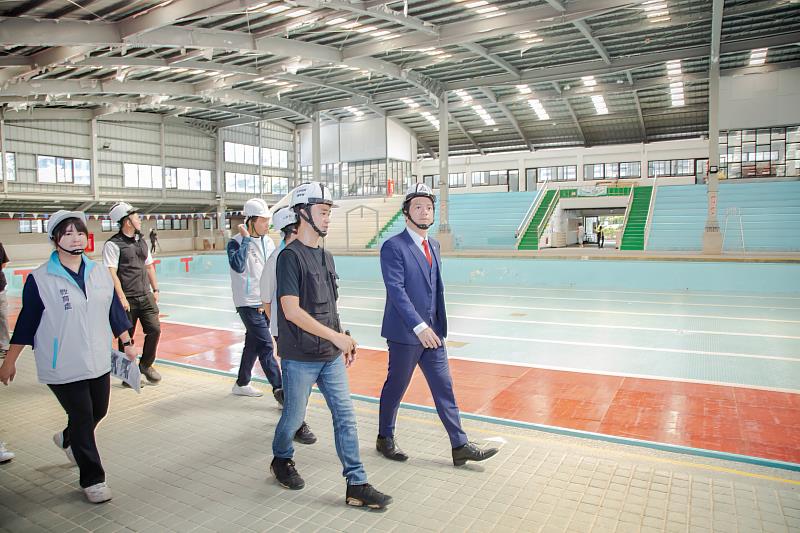 邱臣遠代理市長視察香山游泳池改善工程。