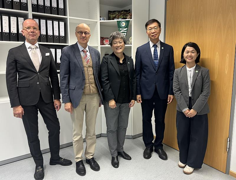 與漢堡大學法學院院長Prof. Dr. Tilman Repgen、副院長Prof. Dr. Markus Kotzur合影。