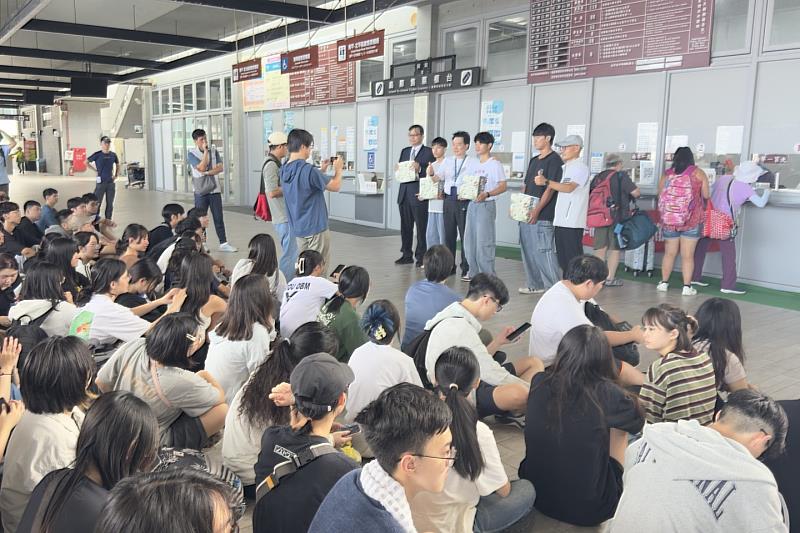 連江縣陳冠人副縣長、教育處王禮民處長致贈馬祖文創商品表達歡迎