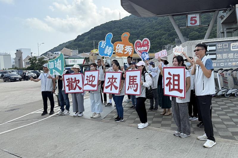 教育處王禮民處長、教育處團隊迎接大二師生