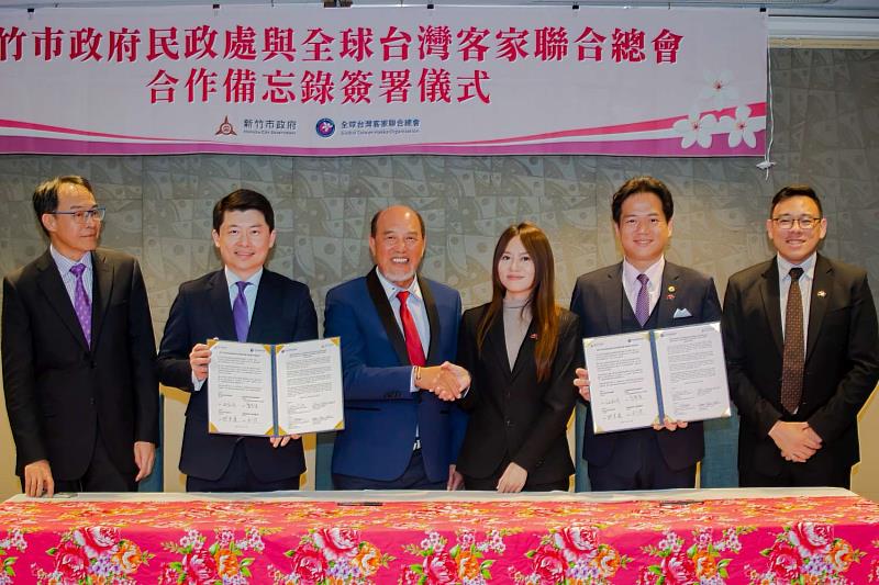 民政處與全球台灣客家聯合總會名譽總會長葉義深代表黎萬棠總會長簽署合作備忘錄(MOU)。