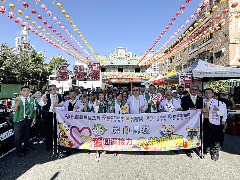 永慶不動產、有巢氏房屋及台慶不動產中區經管會8月19日在南投舉辦捐血活動,共募得330袋熱血。(永慶房產集團提供)