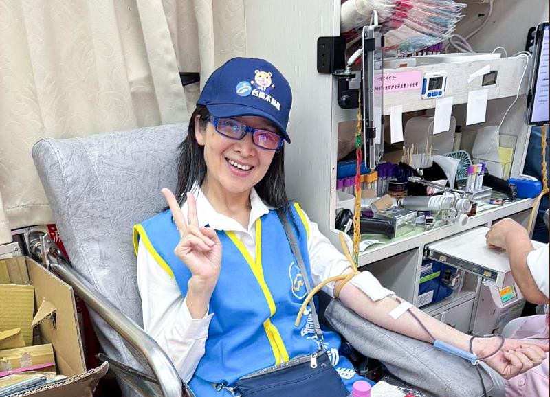 許多永慶不動產、有巢氏房屋及台慶不動產同仁熱情捐血，齊心為血庫貢獻一份心力。（永慶房產集團提供）