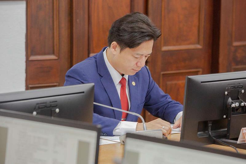 代理市長邱臣遠主持交通改善小組會議,聚焦大雅路行人安全改善及高翠路口安全改善措施 。