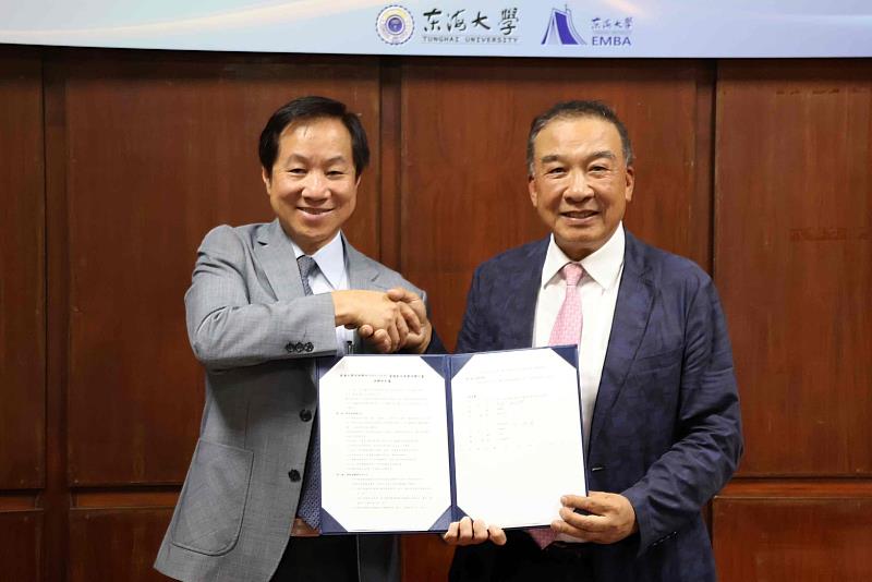 這次募款由EMBA校友會長、富旺集團董事長林正雄(右),建築師公會副理事長暨全國校友總會理事長葉世宗,以及英業達創辦人李詩欽共同發起,迅速凝聚校友力量。