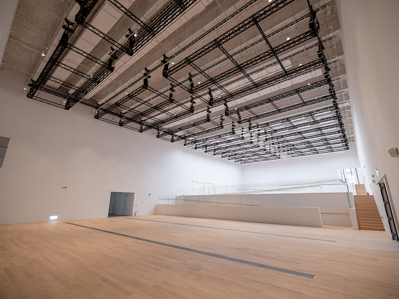 新北市美術館3A、3B與4A展間，展場空間的設計特點在於透過二個以無障礙坡道相連的抬升平台，形塑出層次分明且動線友善的參觀體驗。（攝影：朱淇宏，新北市美術館提供）