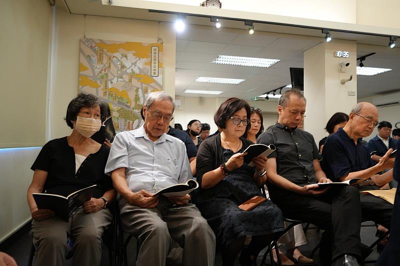 左起：高瑞穗女士、陳芳明教授、封德屏館長、葉雲平主編、葉步榮負責人。