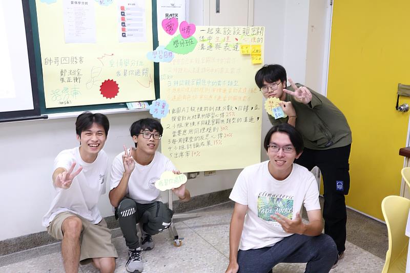 南大師生於「自主募課工作坊」現場交流討論，氣氛熱烈。