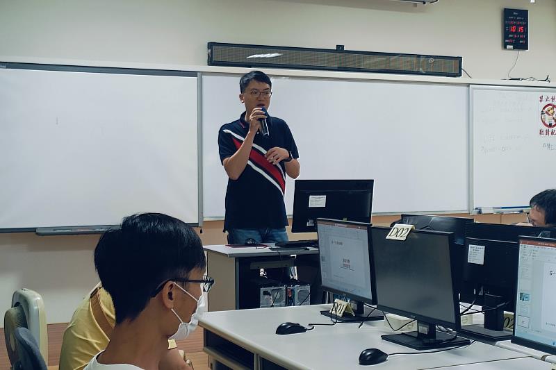 南大曾憲立老師於AI素養研習現場分享AI教育觀點，帶動教師專業成長。