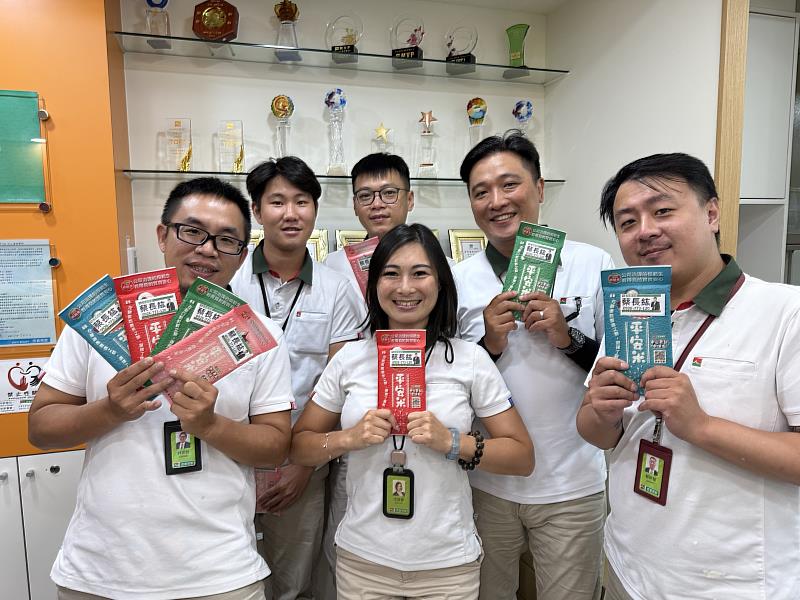信義房屋今年提供創意平安米，拉近與社區住戶之間的距離。
