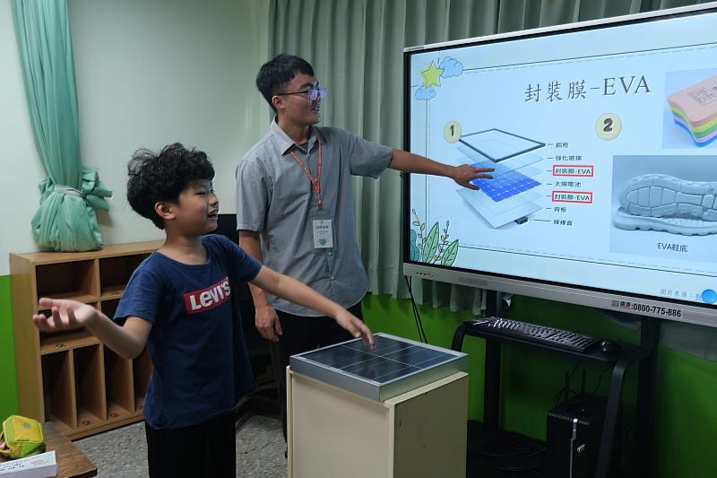 南大老師向學童講解太陽能板結構,培養基礎綠能知識。