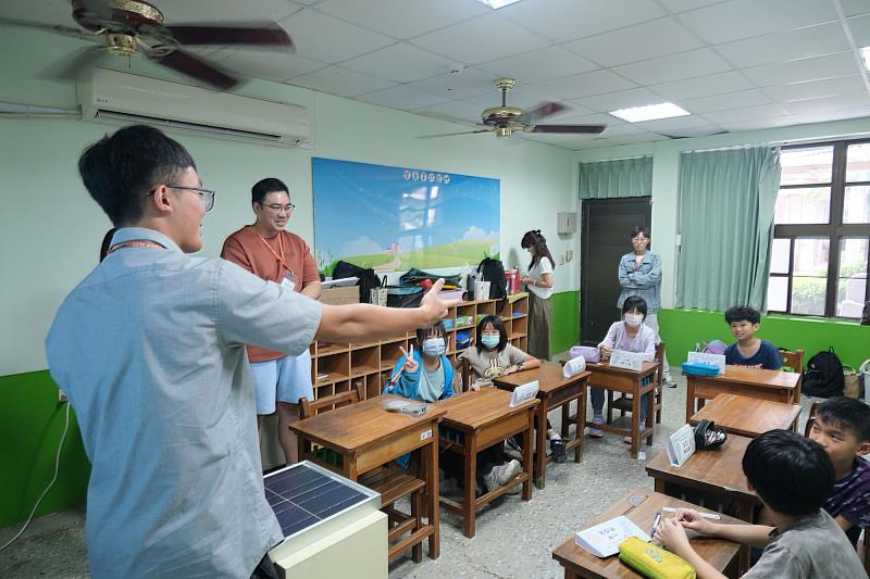 南大「太陽能小學堂」教學團隊於課堂中帶領學童探索綠能知識。