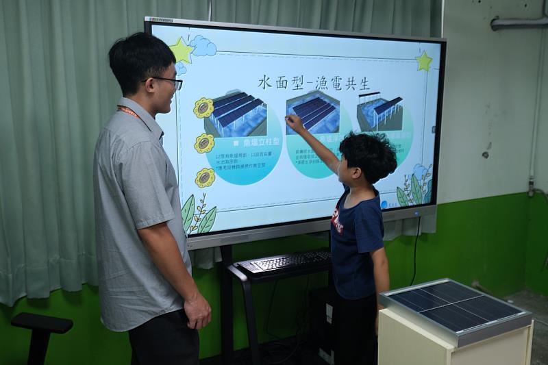 南大師生帶領山上國小學童認識漁電共生，學習綠能應用。