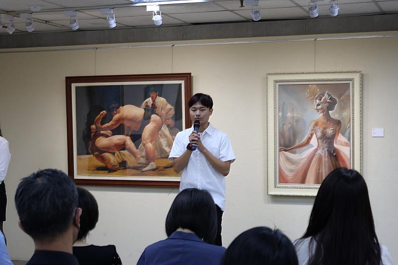 南大視設系學生於《藝盞燈下》展覽現場發表創作理念，分享藝術思維。