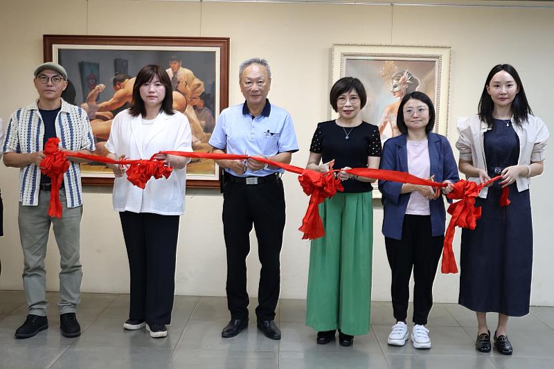 南大視設系舉行《藝盞燈下》展覽剪綵儀式，象徵展覽正式展開。
