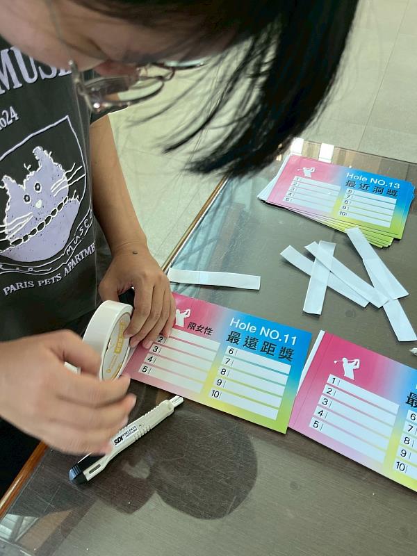 畢製成員製作活動識別物