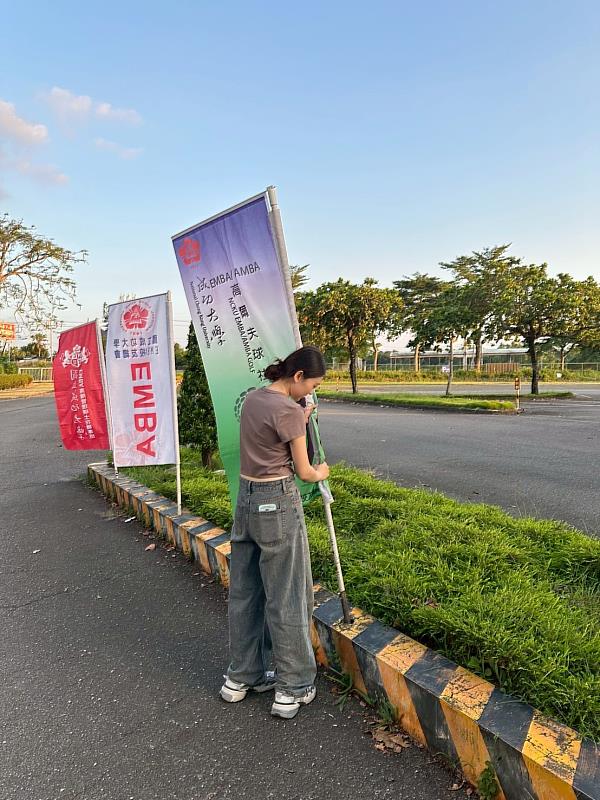 畢製團隊成員擺放活動旗幟