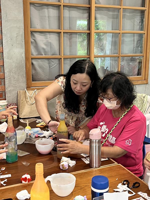 何若齊老師(左)親自指導學員