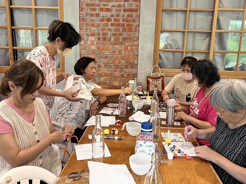 公廣系攜手養護之家手作夢幻燈,學員動手進行實作