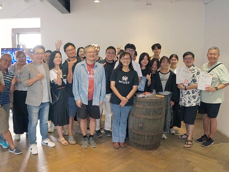 2025啤酒最大盃秋季賽參賽者與高雄市文化局簡嘉論副局長(第2排中)及海科處蔡美玲處長(第1排中)合影。