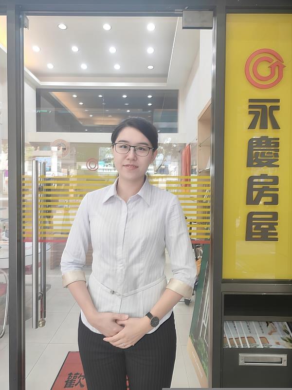 永慶房屋經紀人員黃黛閔的熱情服務,加上AI工具助攻,能更快速滿足客戶的需求。圖為永慶房屋提供。