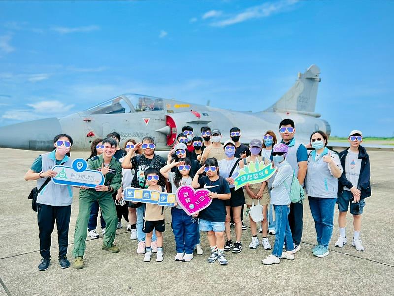 空軍499聯隊展示各式現役國防武器裝備（圖為幻象兩千戰鬥機）。