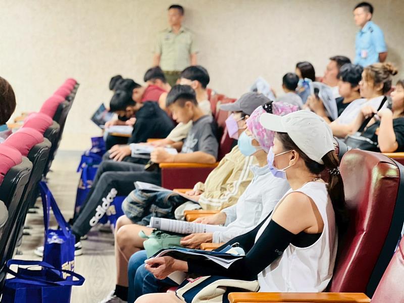 招募員詳細介紹國軍待遇及升遷進修管道。