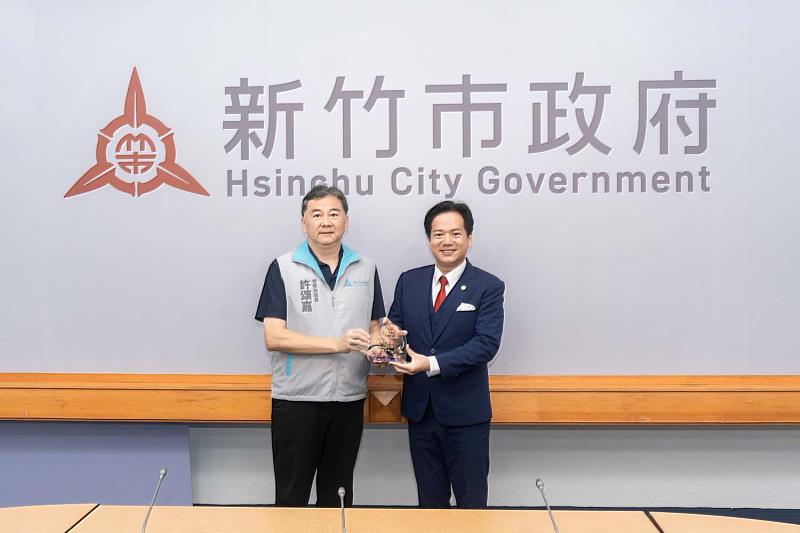 警察局長許頌嘉獻獎予代理市長邱臣遠。