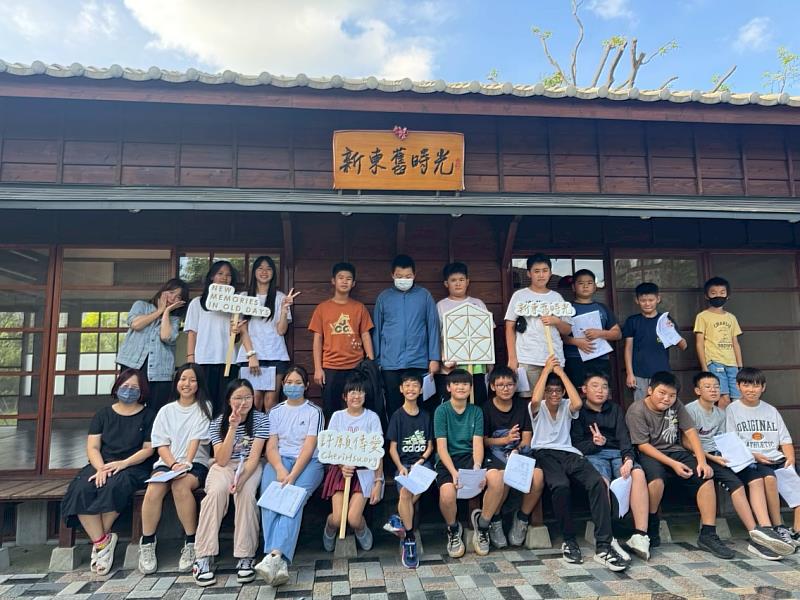 學生與老師一同步入「新東舊時光」，透過實地走讀活動認識地方歷史與古蹟文化，在充滿時代感的建築前留下難忘合影，體會歷史與生活的連結。（圖/中信國際高中提供）