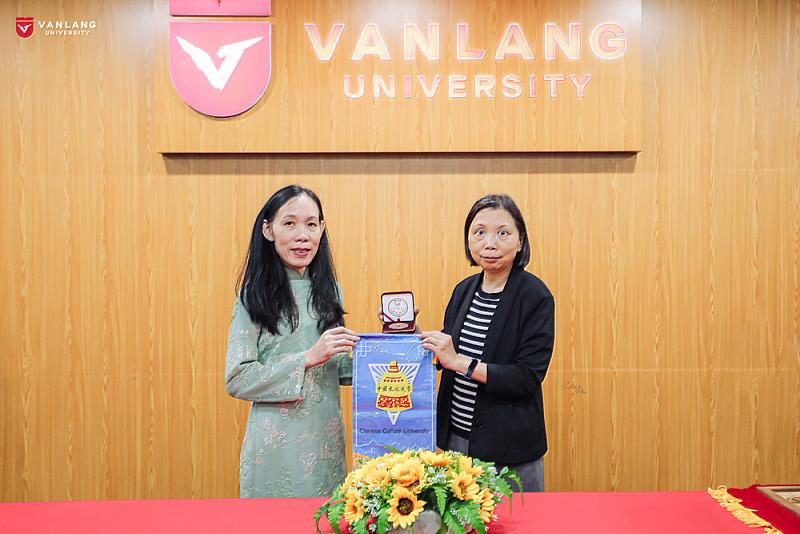 文朗大學校長Tran Thi My Dieu博士（左）親自出席簽約儀式接受計畫主持人楊馥如教務長（右）給予本校簽約禮與校旗。