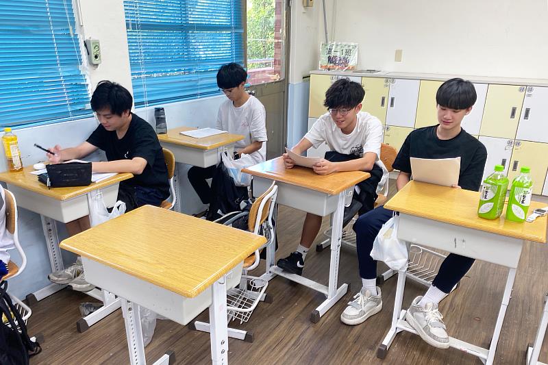 高一學生利用暑期時間精進自我。(圖/中信高中提供)