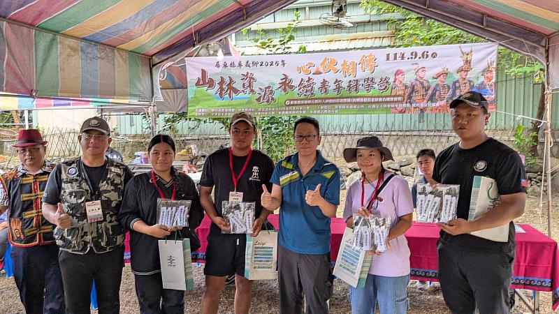 林業保育署潮州工作站林家駿主任與在地青年合影