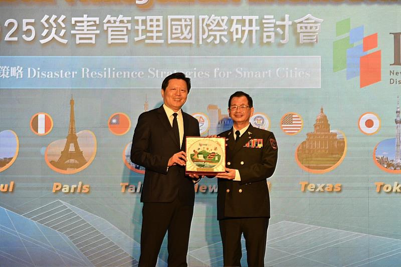 2025年新北市災害管理國際研討會 新北市副市長朱惕之頒發講座紀念品(左:新北市副市長朱惕之 右:新北市消防局長陳崇岳)