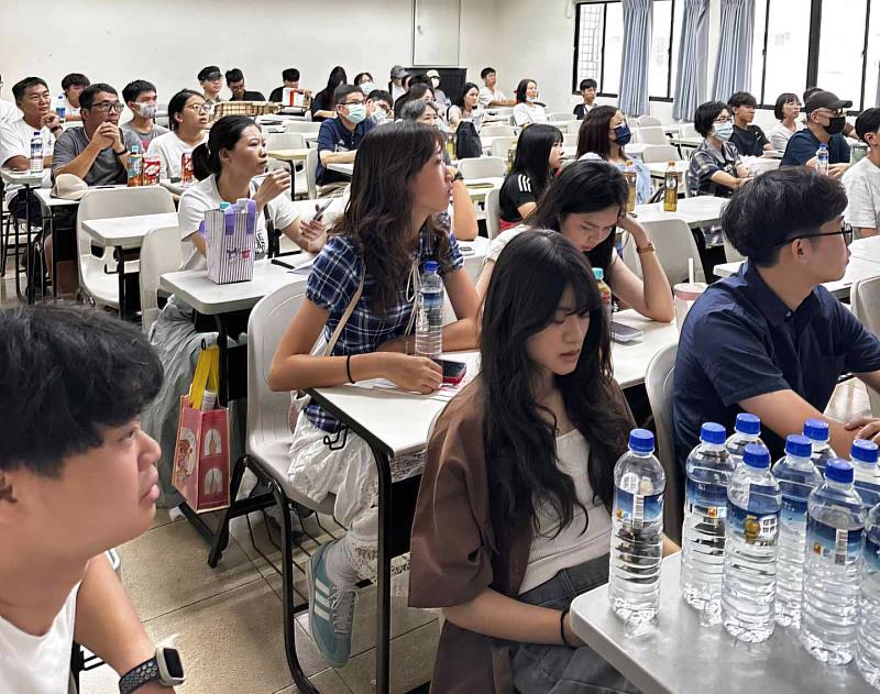 座談會結束後，新生與家長依各學系進行後續交流，由系主任說明課程特色、專業發展及未來出路，並解答疑問。（圖／淡江大學提供）