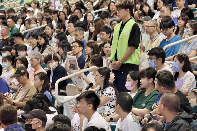 意見交流時段，新生家長提問出國留學及企業實習相關問題。（圖／淡江大學提供）