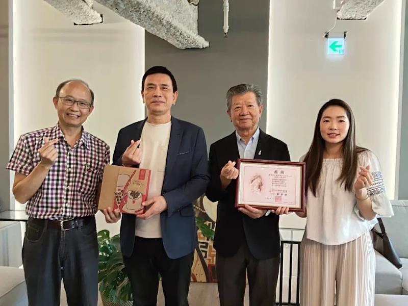 李丞軒（左2）攜手瑪利亞社會福利基金會，自7月至9月於中捷六大重要站點推出公益輪播影片。（圖片提供／合和集團）