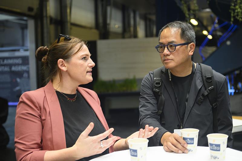 C-LAB執行長彭俊亨拜會2025林茲電子藝術節統籌與節目總監克莉絲托．鮑爾（Christl Baur）。圖／C-LAB提供