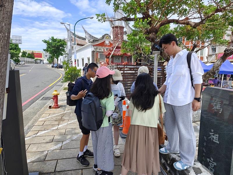東華大學修課同學們分組進行馬公古城實境解謎深入了解在地歷史。
