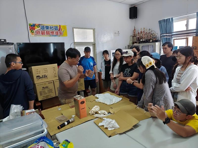 澎湖縣湖西鄉青年團隊仔細講解將危害在地的銀合歡製成文創商品的推動歷程。