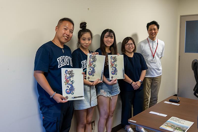 學生劇組於姊妹校名櫻大學校門口合影