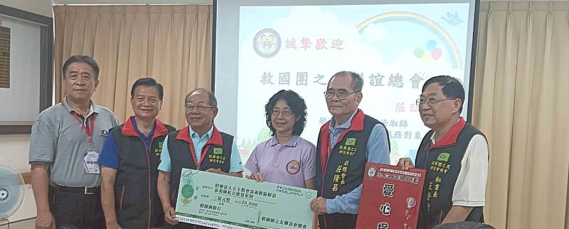 林新欽總會長代表進行公益助學金致贈予敏道家園
