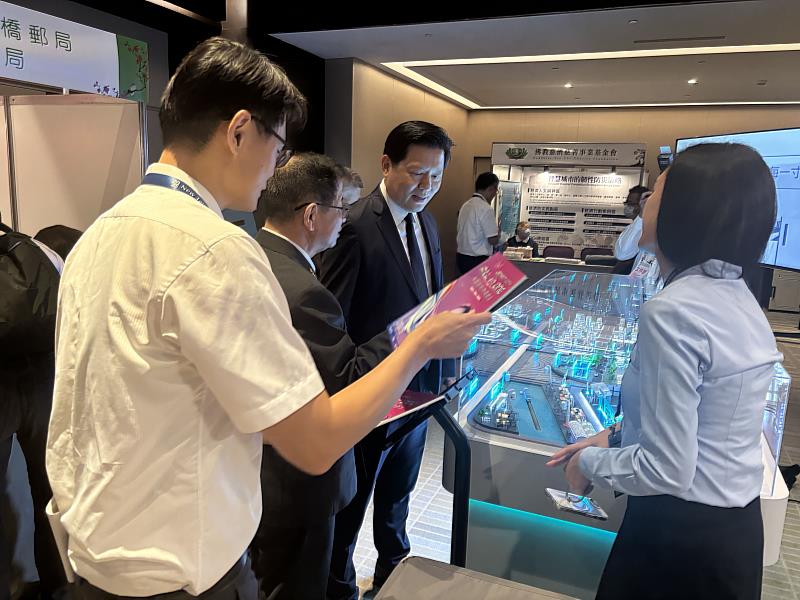 新北市副市長朱惕之親臨中保科攤位參觀，對AI科學園區防災整合方案表示肯定