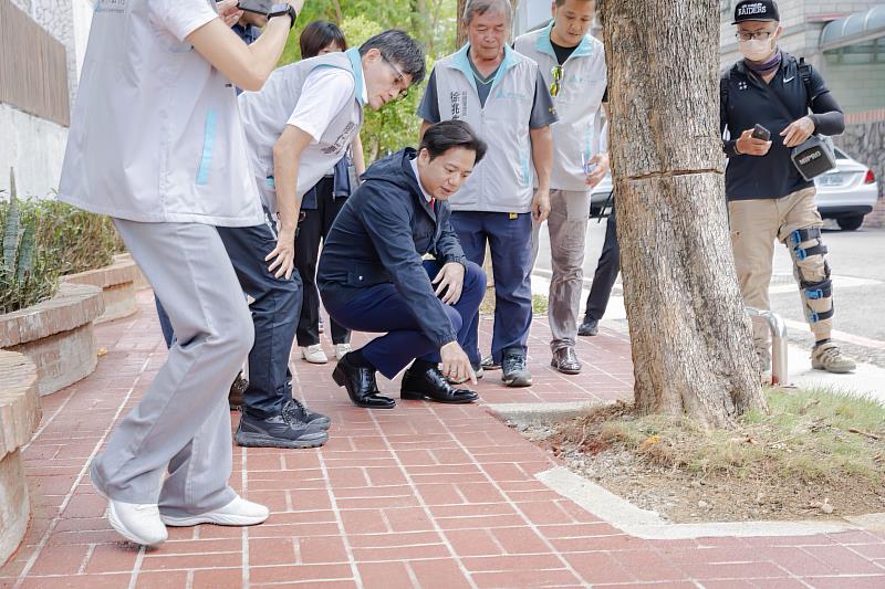 圖3 邱臣遠代理市長視察實地了解完工情形。