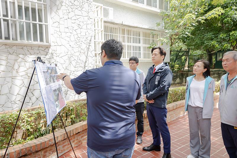 圖2 新竹市科園國小側校門口人行地磚修繕工程完工，邱臣遠代理市長聆聽工程簡報。