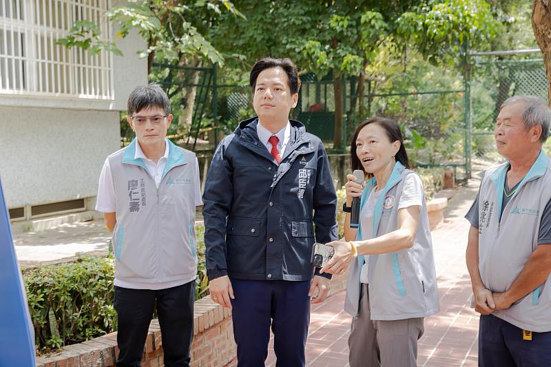 圖1 新竹市科園國小側校門口人行地磚修繕工程完工，邱臣遠代理市長聆聽工程簡報。