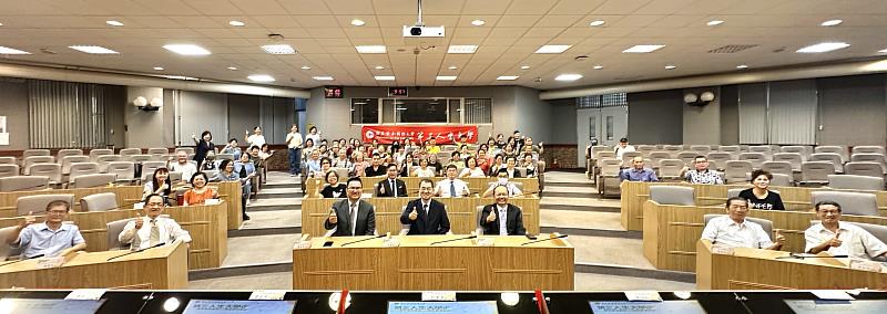 暨大舉辦「第三人生大學」開學典禮,76位新生與老師齊聚一堂合影。