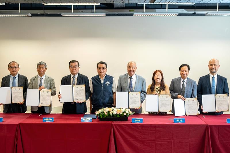 在臺中市政府秘書長黃崇典(左4)見證下,由中捷公司董事長顏邦傑(右4)與逢甲大學校長王葳(右3)、東海大學校長張國恩(右2)、靜宜大學副校長楊昭順(左1)、亞洲大學副校長施能義(左2)、中國醫藥大學副校長薛博仁(左3)及中山醫學大學副校長宋賢穎(右1)共同簽訂產學合作備忘錄。